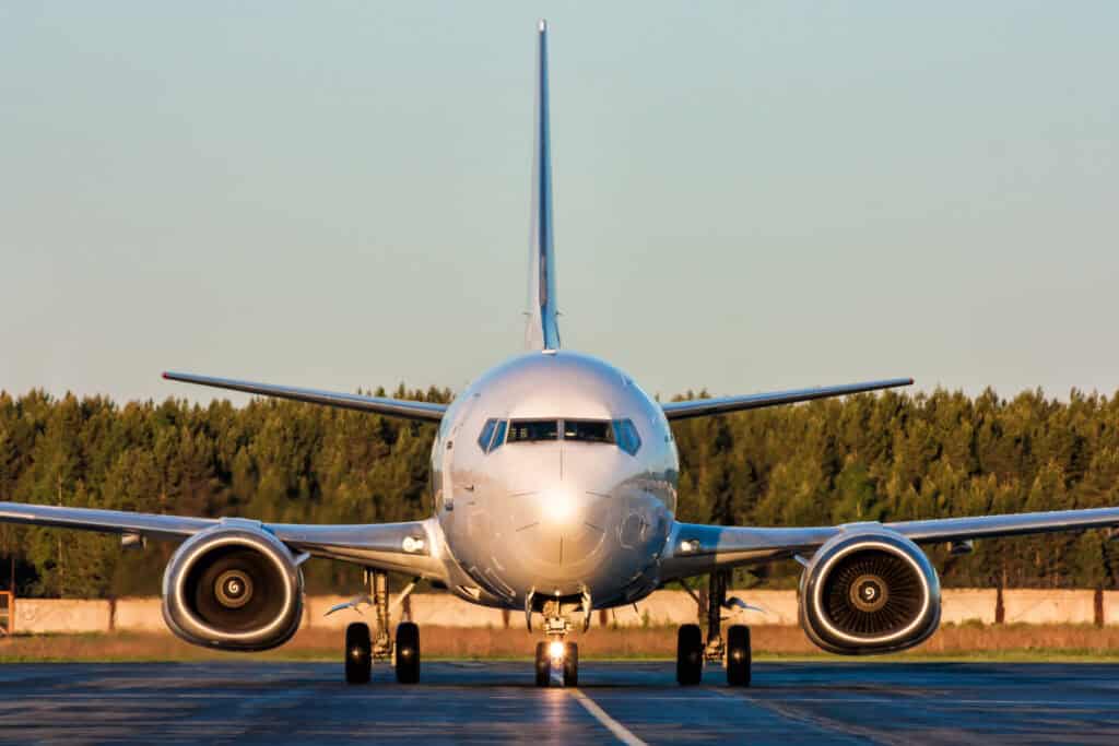 Front view taxiing airplane with one engine running
